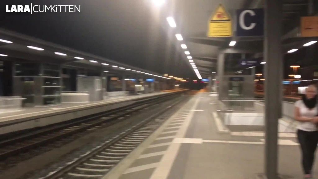 sexy foto nr. 1 von Dreister PUBLIC PISS im Hauptbahnhof | Natursekt Quelle direkt am Bahnsteig