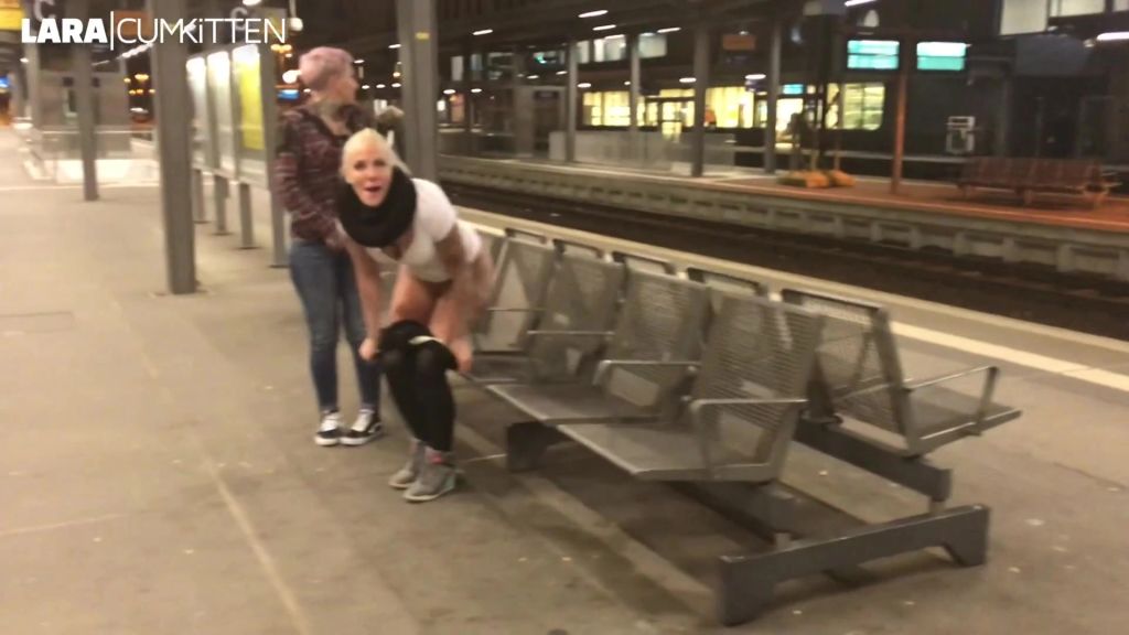 sexy foto nr. 3 von Dreister PUBLIC PISS im Hauptbahnhof | Natursekt Quelle direkt am Bahnsteig