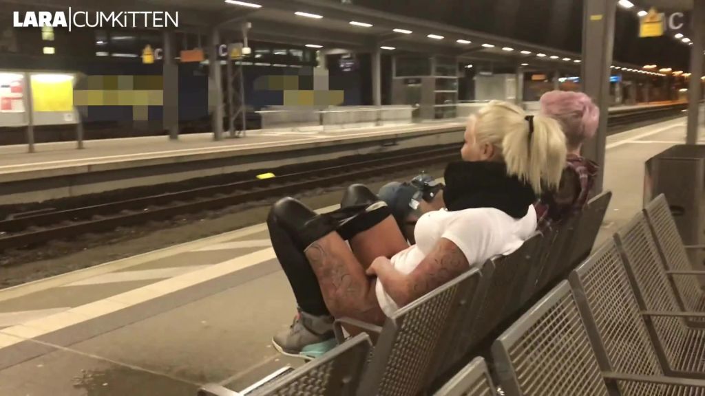 sexy foto nr. 9 von Dreister PUBLIC PISS im Hauptbahnhof | Natursekt Quelle direkt am Bahnsteig