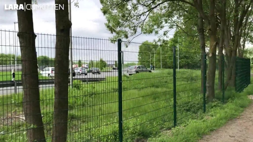 sexy foto nr. 1 von Luxus Bitch vs. LKW Fahrer | Public PISS und LECK Pause an der Autobahn