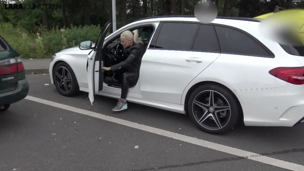 sexy foto nr. 1 von Autobahn WC defekt | PUBLIC PISS | Mein Champagner ist für jeden da