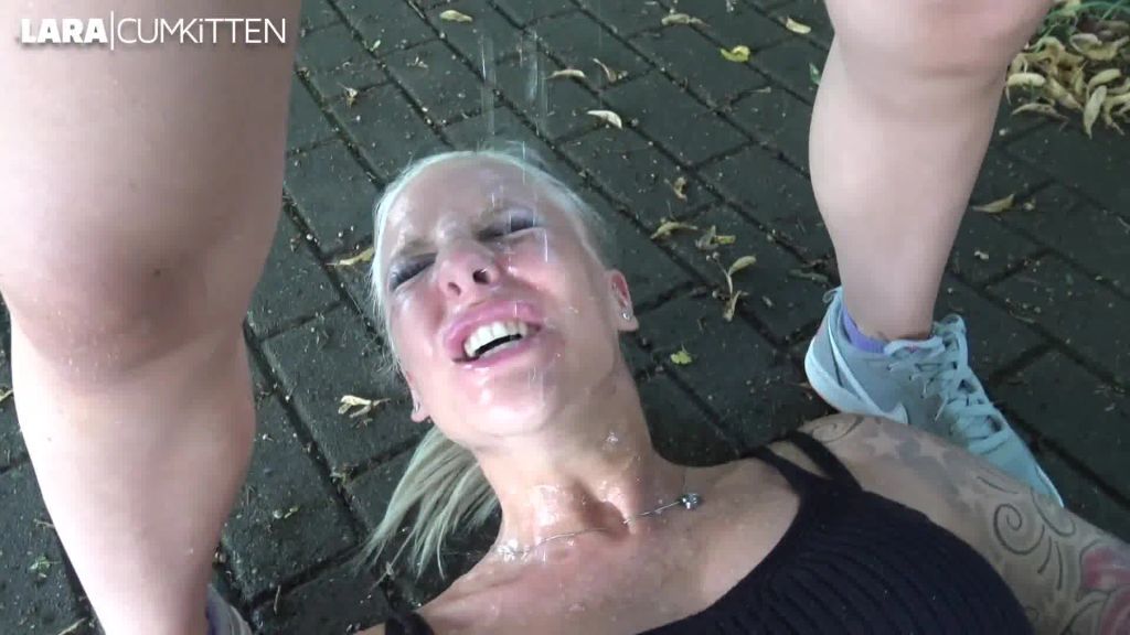 sexy foto nr. 6 von PREMIERE | Sie pisst mir public in meine Fresse - Mitten im Wohngebiet