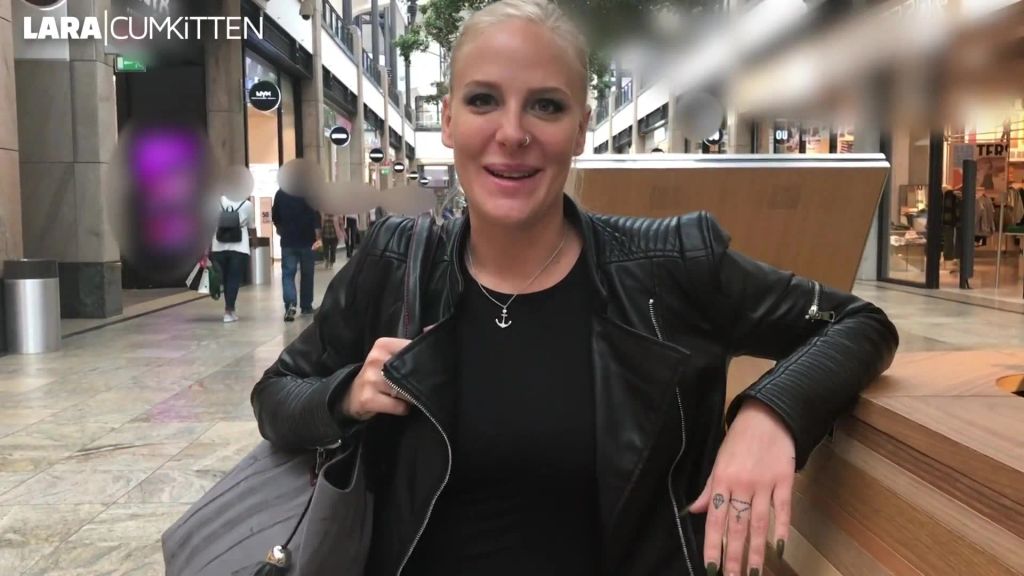 sexy foto nr. 2 von HOBBY HURE im Shopping Center ZERFICKT | Public FACIAL Tsunami in der Umkleide