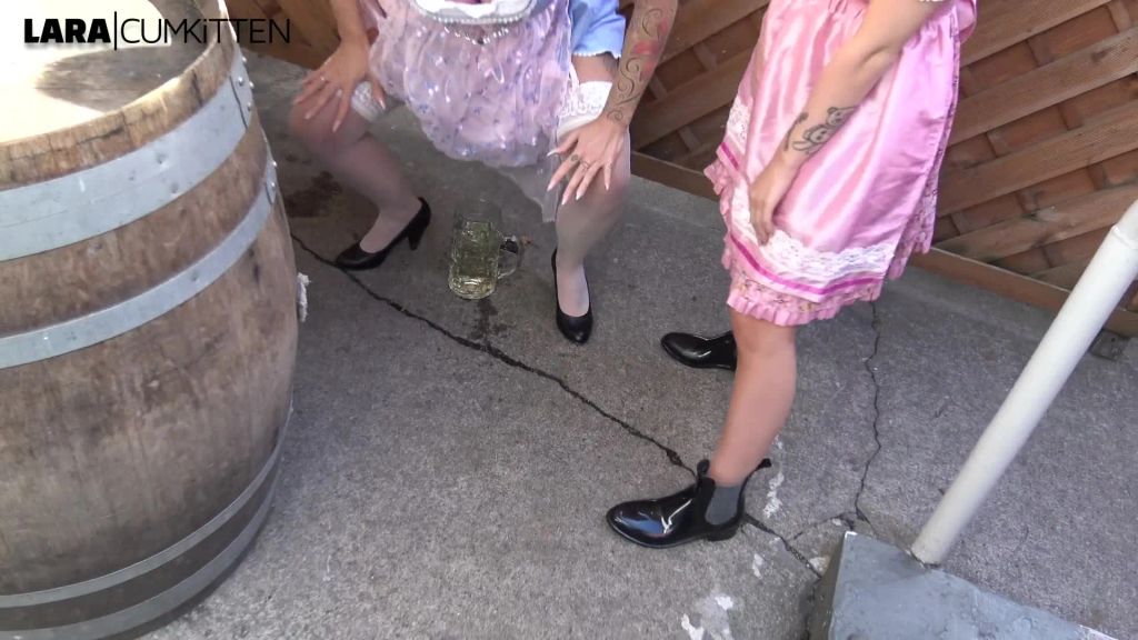 sexy foto nr. 10 von Oktoberfest PISS | Eine Maß Mädchen-Bräu frisch aus unseren Fotzen gezapft