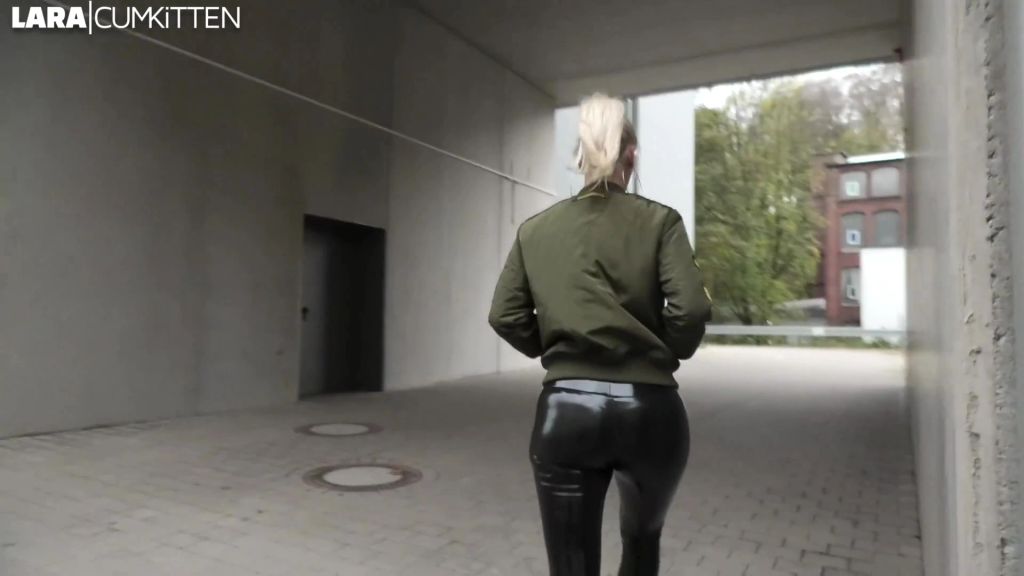 sexy foto nr. 2 von FICKEN für den KFZ Service | LATEX BITCH in der Werkstatt VOLLGESPRITZT