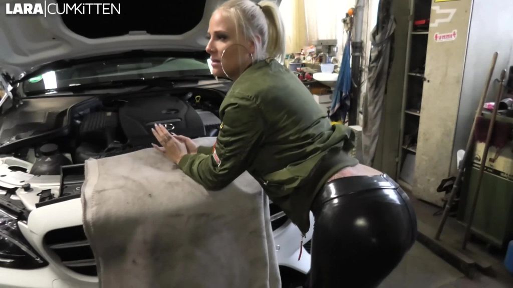 FICKEN für den KFZ Service | LATEX BITCH in der Werkstatt VOLLGESPRITZT