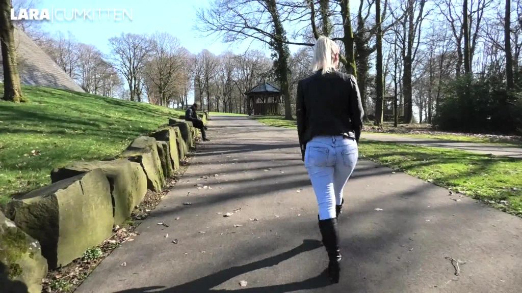 sexy foto nr. 1 von PUBLIC FICK in Jeans und Stiefeln | SPERMAWALK mitten im Stadtpark