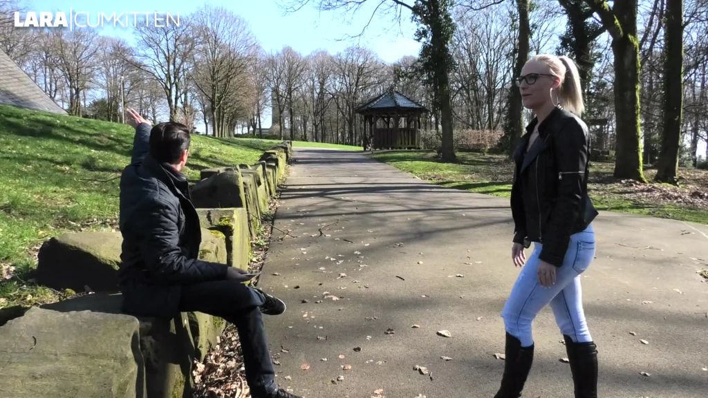 sexy foto nr. 2 von PUBLIC FICK in Jeans und Stiefeln | SPERMAWALK mitten im Stadtpark