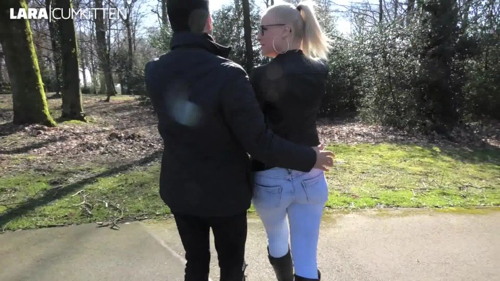 sexy foto nr. 3 von PUBLIC FICK in Jeans und Stiefeln | SPERMAWALK mitten im Stadtpark