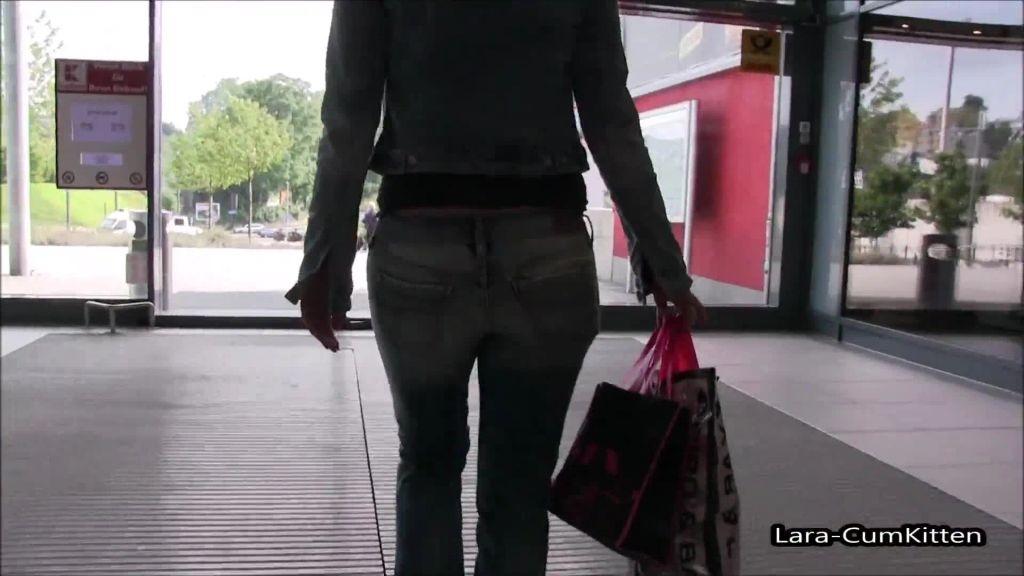 sexy foto nr. 2 von Shopping Piss - JEANS GIRL pisst sich ein