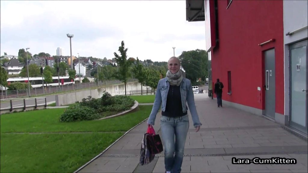sexy foto nr. 5 von Shopping Piss - JEANS GIRL pisst sich ein