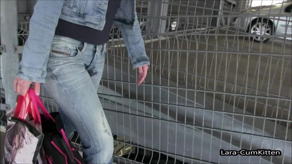 sexy foto nr. 8 von Shopping Piss - JEANS GIRL pisst sich ein