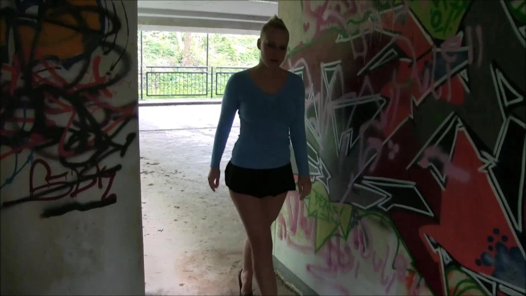 sexy foto nr. 1 von Praller Doggy Piss - Public im Treppenhaus