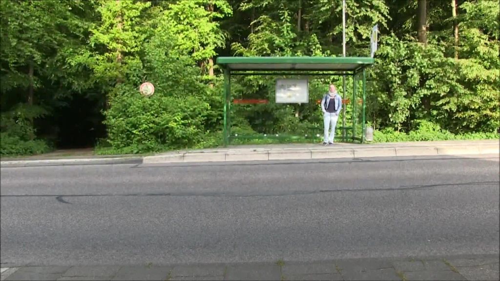 sexy foto nr. 1 von Public Jeans Piss an der Bushaltestelle