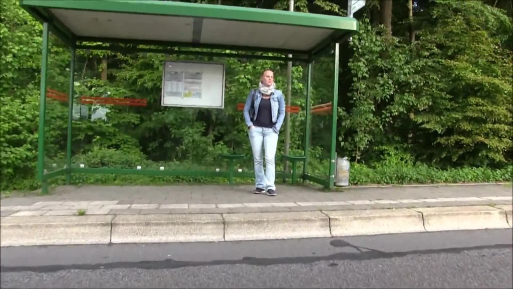 sexy foto nr. 2 von Public Jeans Piss an der Bushaltestelle