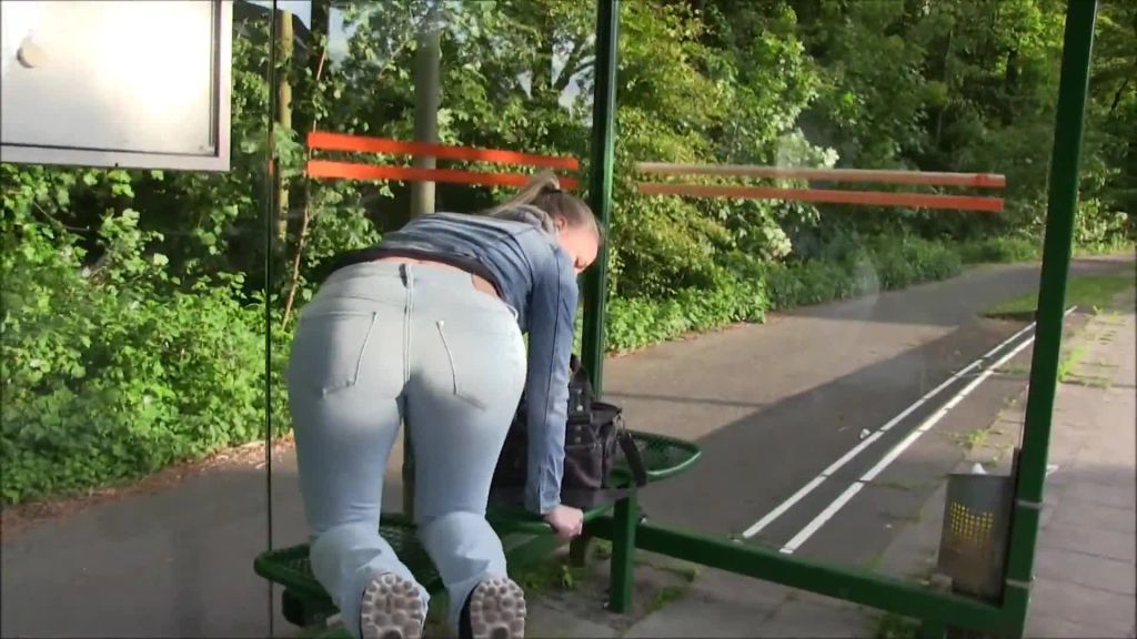 sexy foto nr. 4 von Public Jeans Piss an der Bushaltestelle