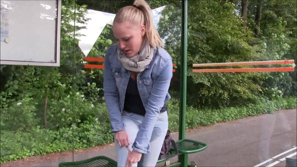 sexy foto nr. 8 von Public Jeans Piss an der Bushaltestelle