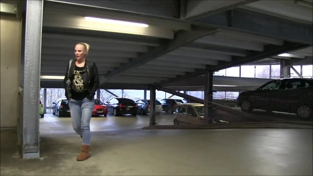 sexy foto nr. 1 von Parkhaus Jeans- Piss in Stiefeln
