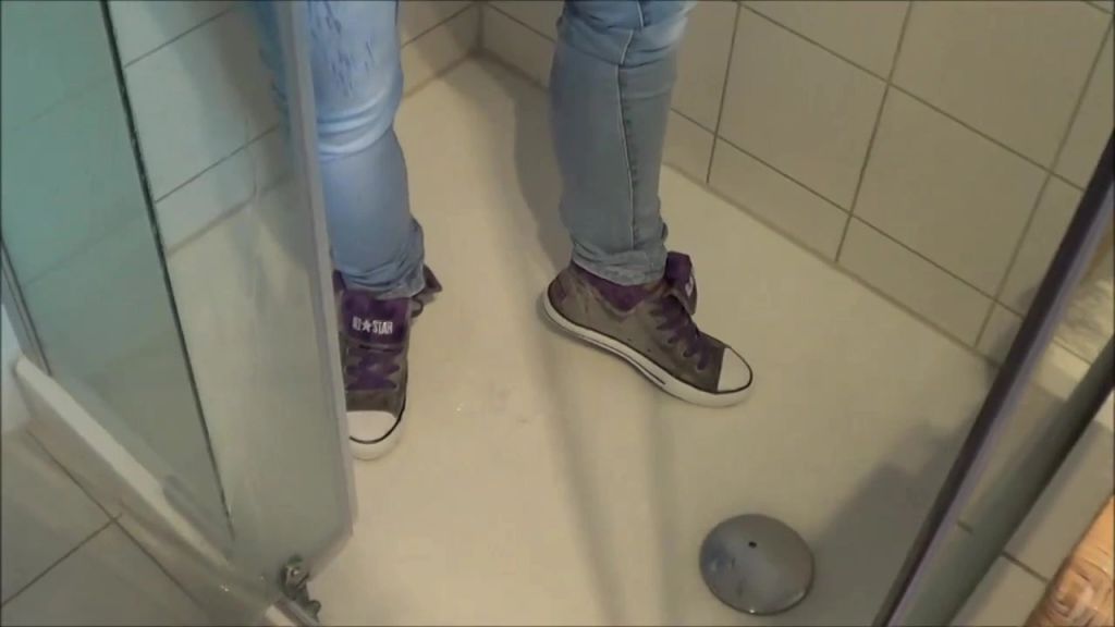 sexy foto nr. 5 von In enge Jeans Latzhose mit Chucks gepisst und geduscht