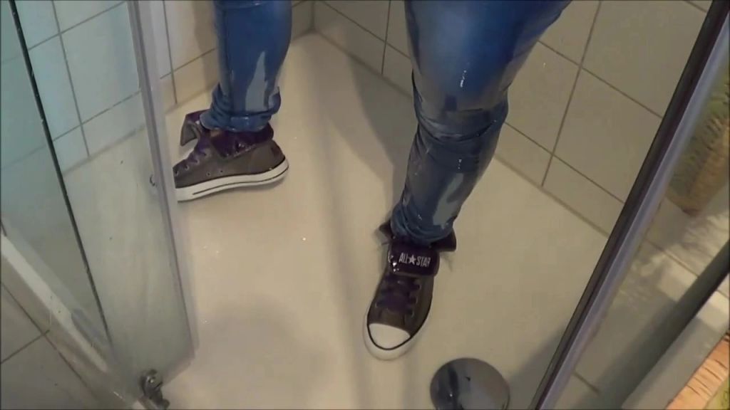 sexy foto nr. 6 von In enge Jeans Latzhose mit Chucks gepisst und geduscht