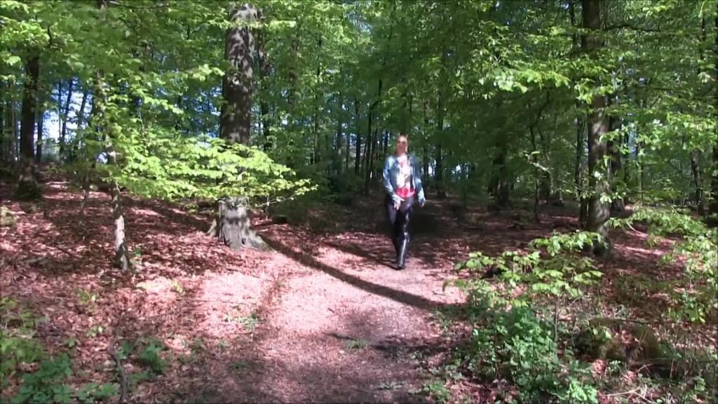 sexy foto nr. 1 von Dringend im Wald abgepisst