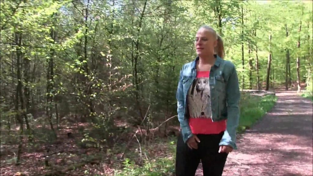 sexy foto nr. 3 von Dringend im Wald abgepisst