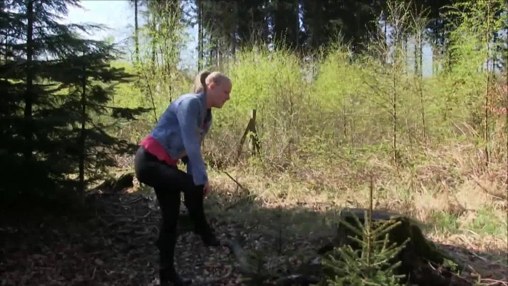 sexy foto nr. 5 von Dringend im Wald abgepisst