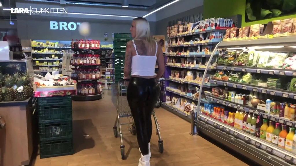 sexy foto nr. 1 von Praller XXL BUBBLE BUTT im Supermarkt | LEGGINGS FICK mit Schluck Finale