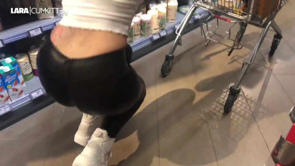 sexy foto nr. 2 von Praller XXL BUBBLE BUTT im Supermarkt | LEGGINGS FICK mit Schluck Finale