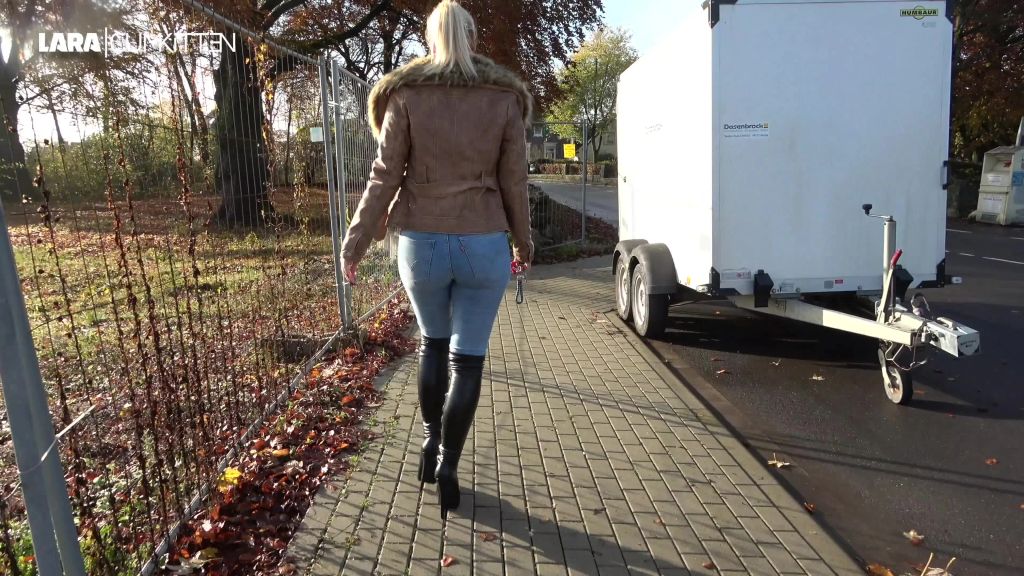 sexy foto nr. 4 von Extrem vollgepisst | Sexy Jeans und Stiefel Walk