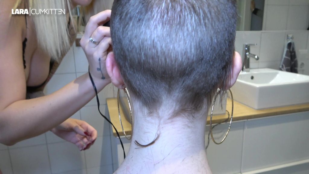sexy foto nr. 10 von EXTREME PISS WETTE | Schnipp Schnapp - Haare ab