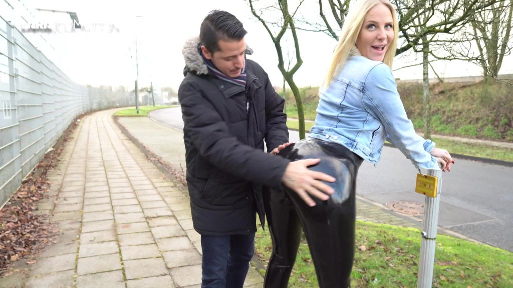 sexy foto nr. 4 von FICKDATE in Latex Leggings | Spritz meinen BUBBLE BUTT voll