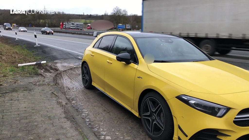 sexy foto nr. 1 von PUBLIC PISS an der A45 | Natursekt Pause auf dem Parkplatz