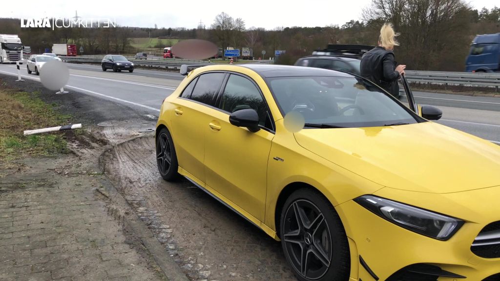 sexy foto nr. 2 von PUBLIC PISS an der A45 | Natursekt Pause auf dem Parkplatz