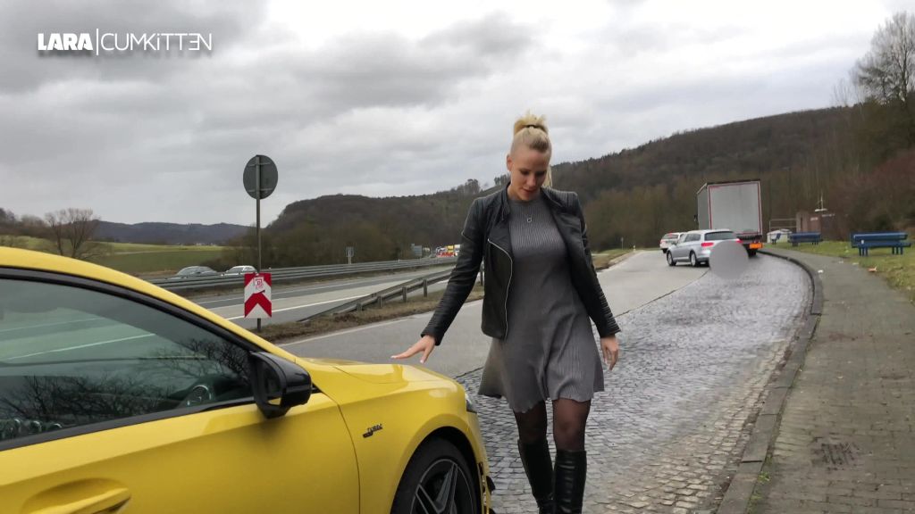 sexy foto nr. 3 von PUBLIC PISS an der A45 | Natursekt Pause auf dem Parkplatz