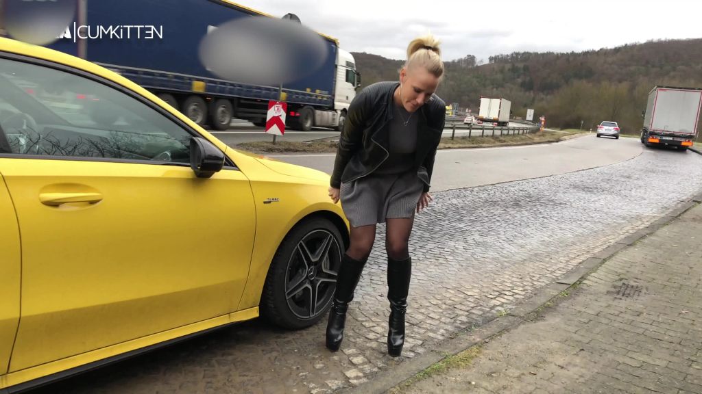 sexy foto nr. 4 von PUBLIC PISS an der A45 | Natursekt Pause auf dem Parkplatz