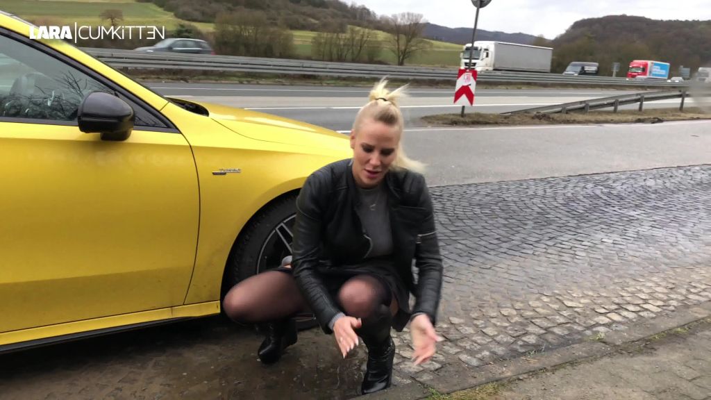 sexy foto nr. 8 von PUBLIC PISS an der A45 | Natursekt Pause auf dem Parkplatz