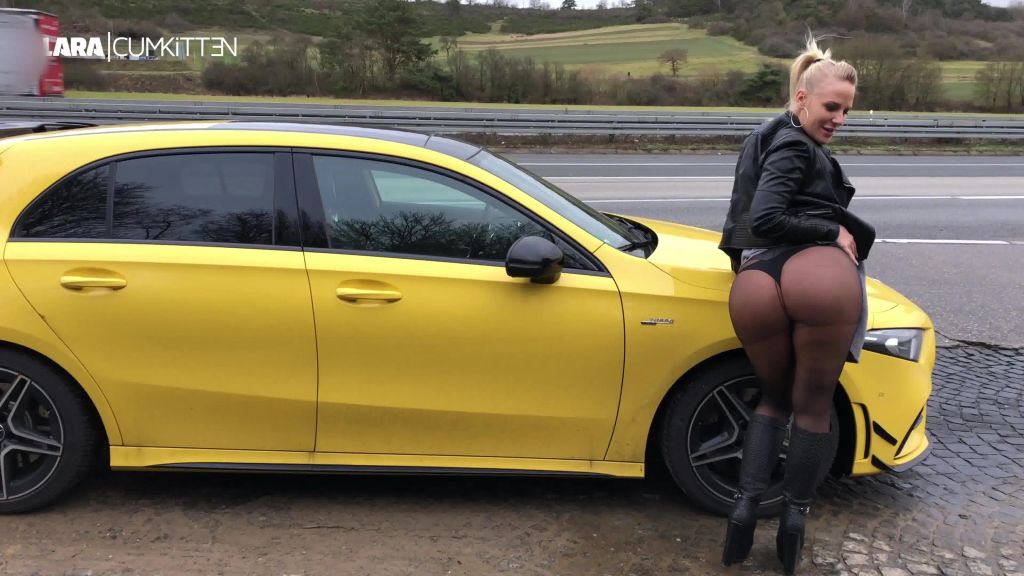 sexy foto nr. 10 von PUBLIC PISS an der A45 | Natursekt Pause auf dem Parkplatz