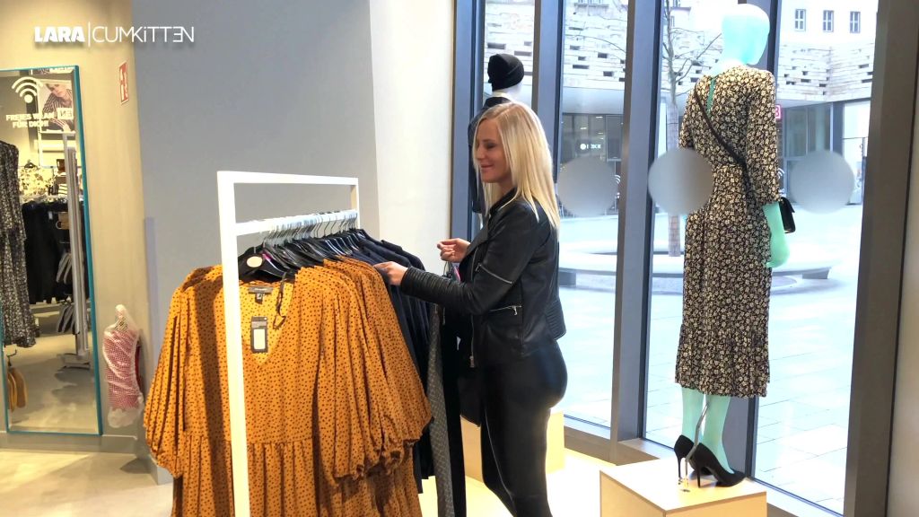 sexy foto nr. 1 von PUBLIC spontan in der Umkleide | ALLES GESCHLUCKT