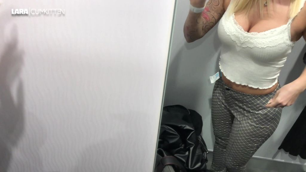 sexy foto nr. 3 von PUBLIC spontan in der Umkleide | ALLES GESCHLUCKT