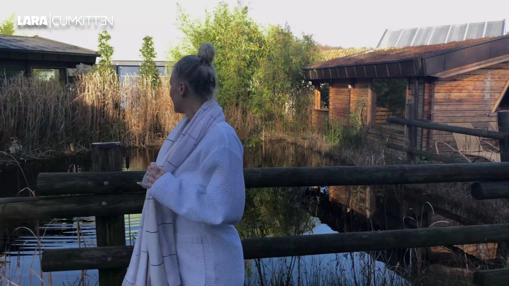 sexy foto nr. 1 von SAUNA SCHLAMPE | Public quer durch die Therme gefickt
