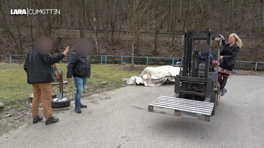 sexy foto nr. 2 von Ich bin die PISS SCHLAMPE in der Firma | Alle schauen mir zu
