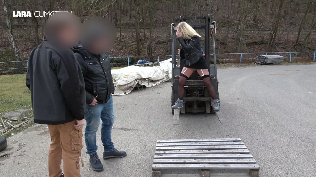 sexy foto nr. 4 von Ich bin die PISS SCHLAMPE in der Firma | Alle schauen mir zu