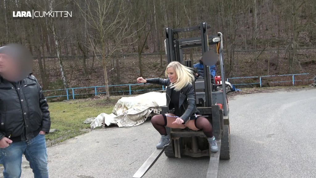 sexy foto nr. 5 von Ich bin die PISS SCHLAMPE in der Firma | Alle schauen mir zu