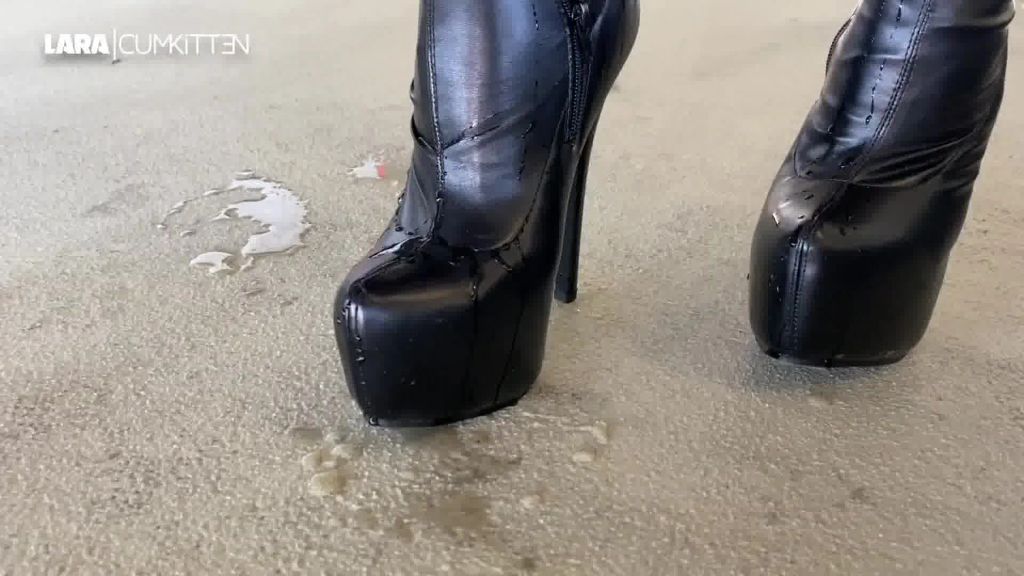 sexy foto nr. 7 von STIEFEL PISS Fetisch | Rein gepisst und weiter gegangen