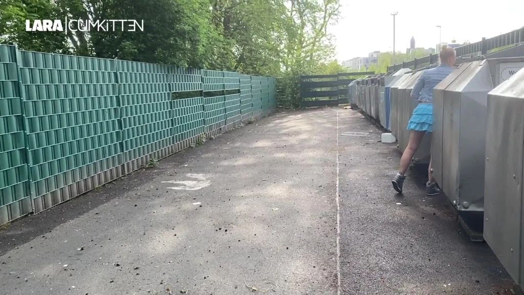 sexy foto nr. 1 von Spontane PUBLIC PISS Abfüllung | Fan am Container getroffen
