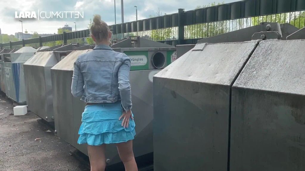sexy foto nr. 2 von Spontane PUBLIC PISS Abfüllung | Fan am Container getroffen