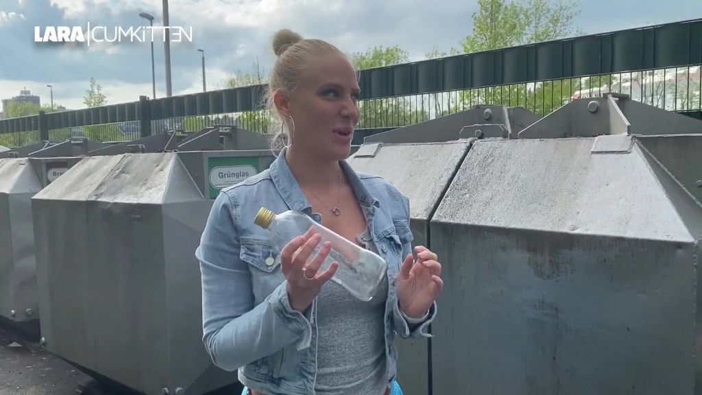 sexy foto nr. 4 von Spontane PUBLIC PISS Abfüllung | Fan am Container getroffen