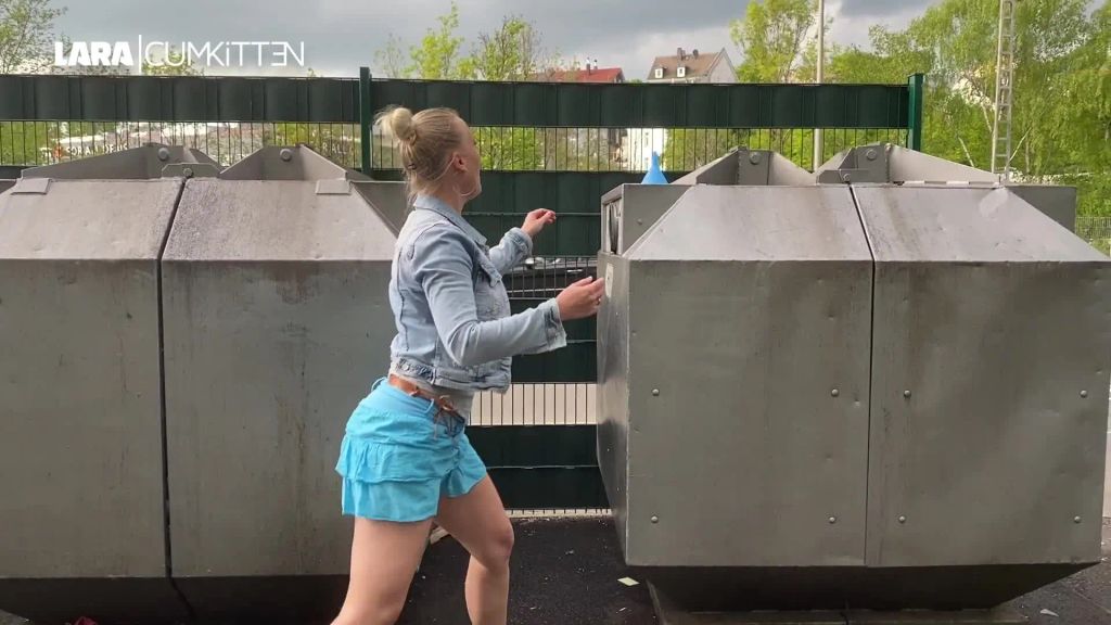 sexy foto nr. 5 von Spontane PUBLIC PISS Abfüllung | Fan am Container getroffen