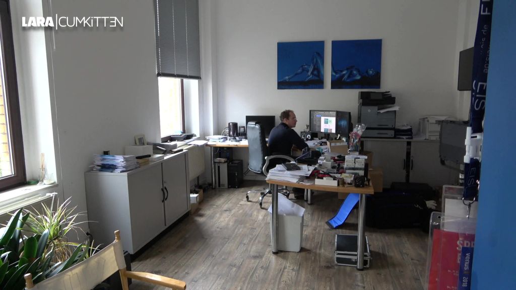 sexy foto nr. 1 von Eingepisst im Bewerbungsgespräch | Büro Fick mit Creampie